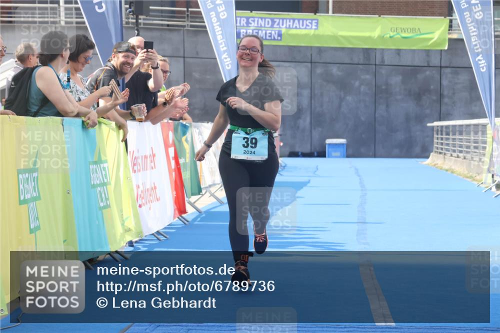 11.08.2024 - GEWOBA Citytriathlon Bremen Lena Gebhardt http://msf.ph/oto/6789736 11.08.2024 11:31:09 Ziel 39 meine-sportfotos.de