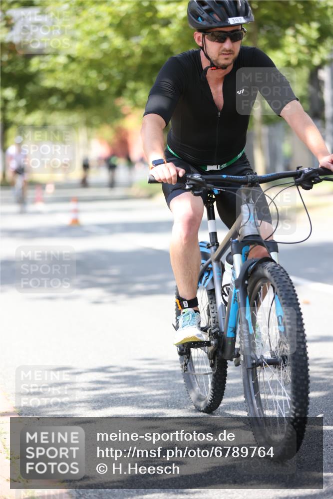 11.08.2024 - GEWOBA Citytriathlon Bremen H.Heesch http://msf.ph/oto/6789764 11.08.2024 13:16:52 Radfahren 365, 366, 397, 431, 440, 466, 486, 521, 544, 547, 618, 693 meine-sportfotos.de