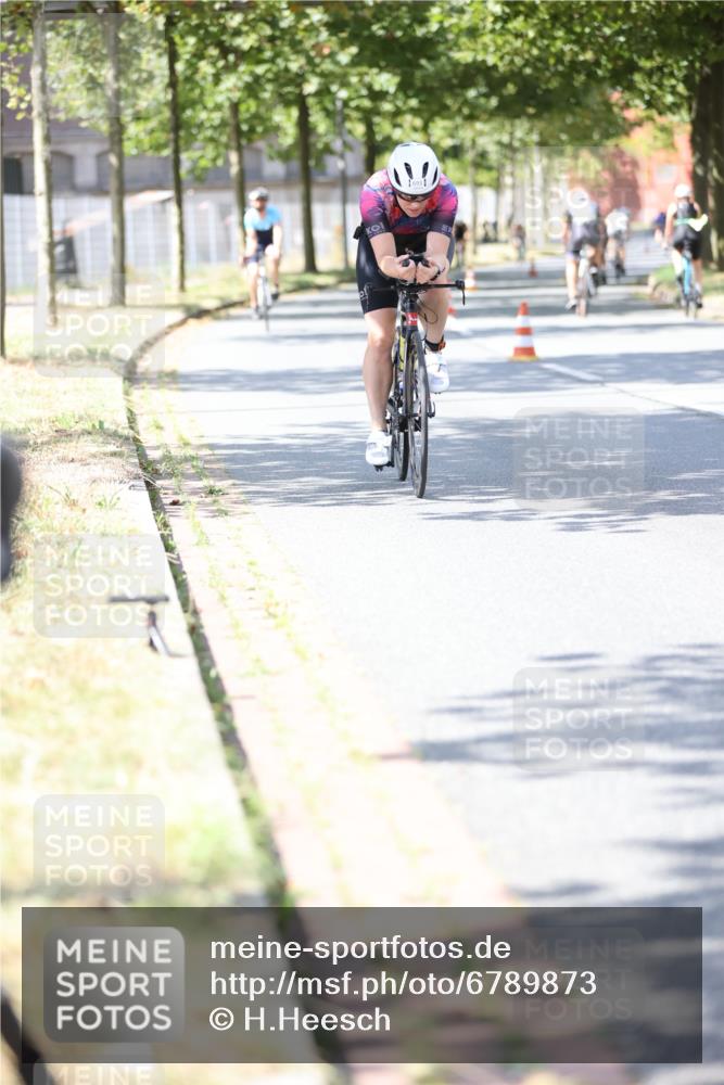 11.08.2024 - GEWOBA Citytriathlon Bremen H.Heesch http://msf.ph/oto/6789873 11.08.2024 13:17:01 Radfahren 366, 397, 431, 440, 450, 486, 521, 547, 598, 630, 677, 693, 710, 724 meine-sportfotos.de
