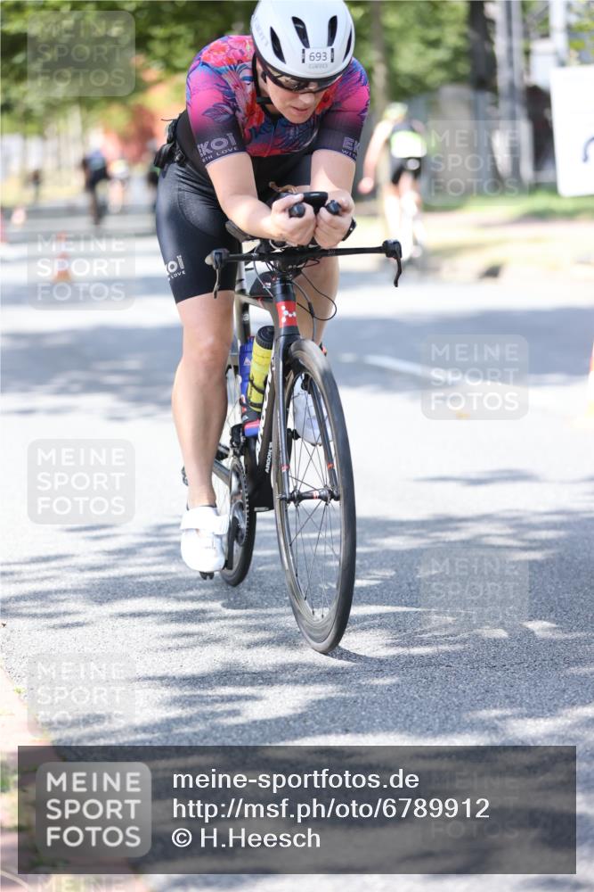 11.08.2024 - GEWOBA Citytriathlon Bremen H.Heesch http://msf.ph/oto/6789912 11.08.2024 13:17:01 Radfahren 366, 397, 431, 440, 450, 486, 521, 547, 598, 630, 677, 693, 710, 724 meine-sportfotos.de