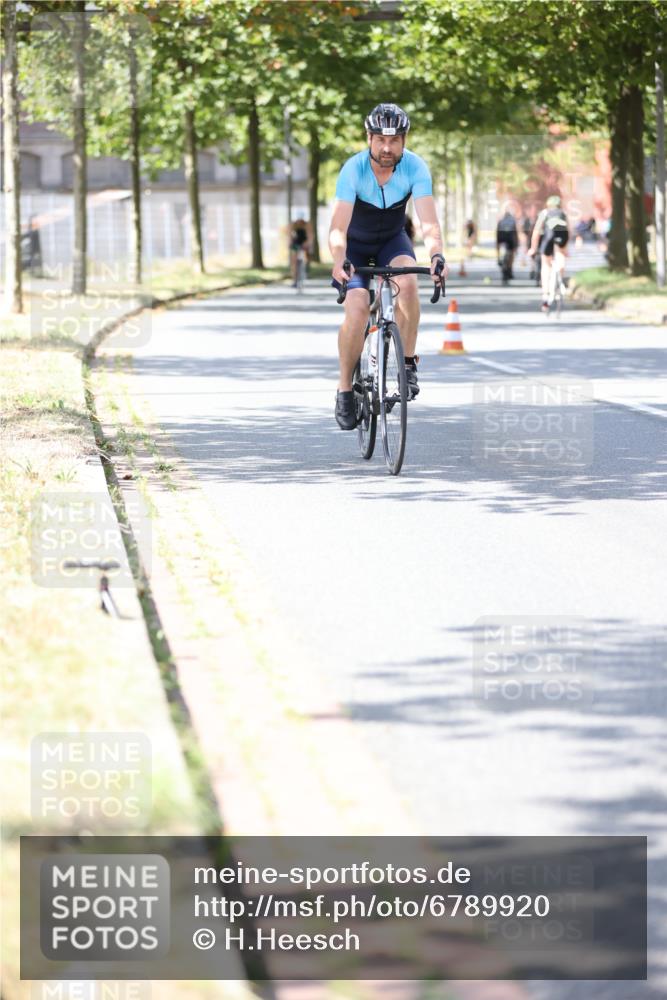11.08.2024 - GEWOBA Citytriathlon Bremen H.Heesch http://msf.ph/oto/6789920 11.08.2024 13:17:04 Radfahren 366, 440, 450, 463, 486, 521, 594, 598, 630, 677, 693, 710, 724 meine-sportfotos.de