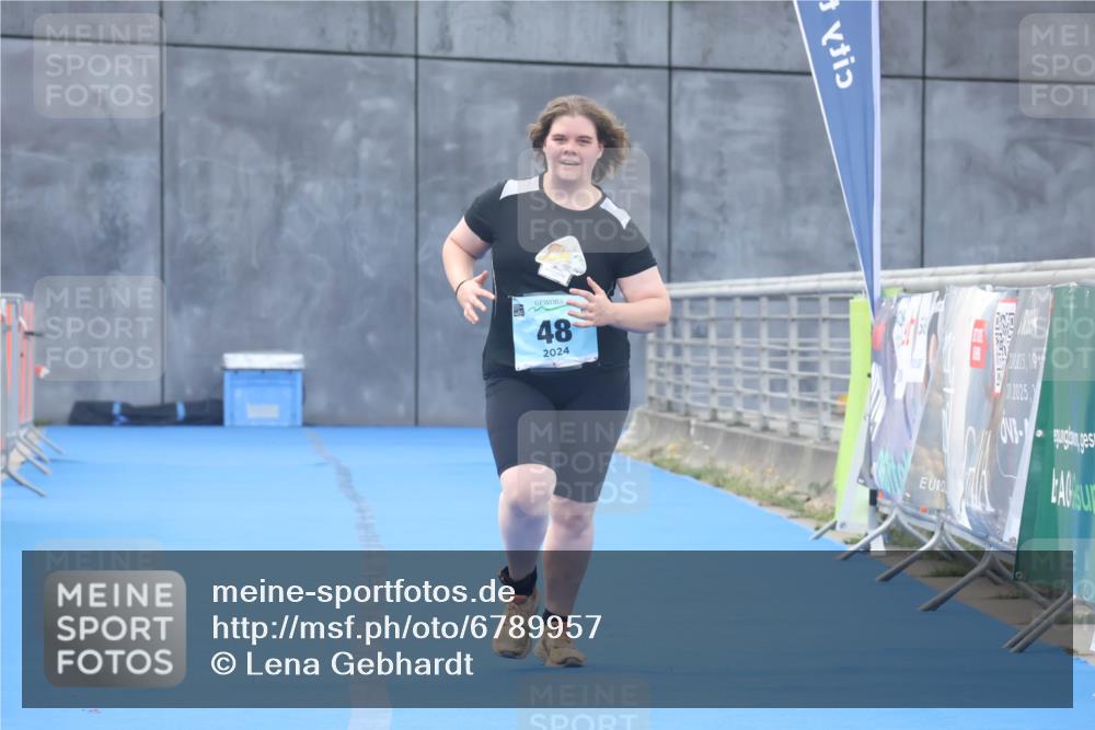 11.08.2024 - GEWOBA Citytriathlon Bremen Lena Gebhardt http://msf.ph/oto/6789957 11.08.2024 11:37:15 Ziel 48 meine-sportfotos.de