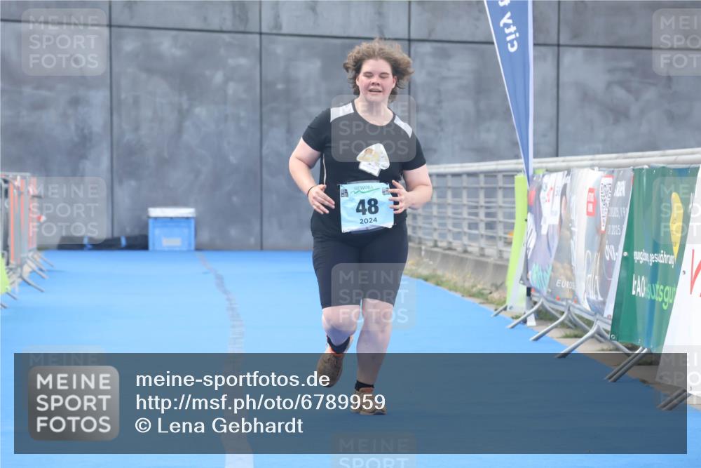 11.08.2024 - GEWOBA Citytriathlon Bremen Lena Gebhardt http://msf.ph/oto/6789959 11.08.2024 11:37:16 Ziel 48 meine-sportfotos.de