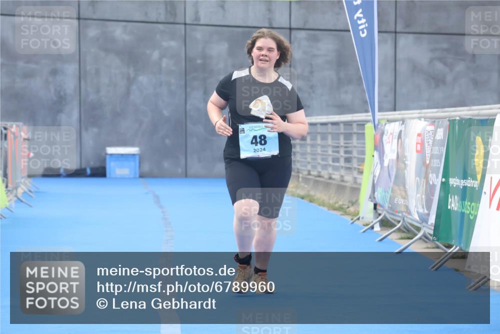 11.08.2024 - GEWOBA Citytriathlon Bremen Lena Gebhardt http://msf.ph/oto/6789960 11.08.2024 11:37:16 Ziel 48 meine-sportfotos.de