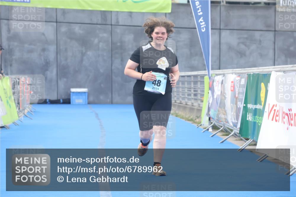 11.08.2024 - GEWOBA Citytriathlon Bremen Lena Gebhardt http://msf.ph/oto/6789962 11.08.2024 11:37:16 Ziel 48 meine-sportfotos.de