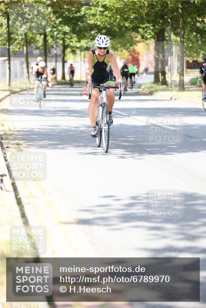 11.08.2024 - GEWOBA Citytriathlon Bremen H.Heesch http://msf.ph/oto/6789970 11.08.2024 13:17:09 Radfahren 424, 440, 450, 463, 488, 594, 598, 630, 677, 693, 710, 724 meine-sportfotos.de