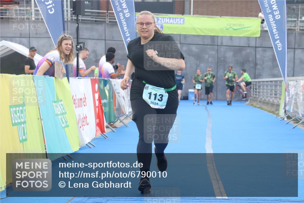 11.08.2024 - GEWOBA Citytriathlon Bremen Lena Gebhardt http://msf.ph/oto/6790010 11.08.2024 11:39:03 Ziel 113 meine-sportfotos.de