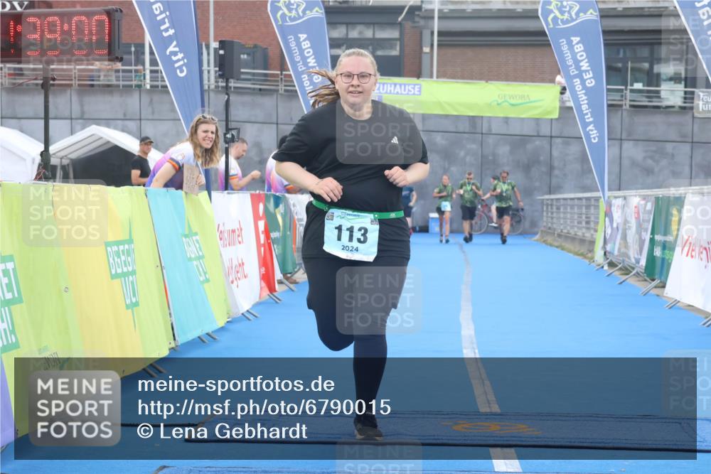 11.08.2024 - GEWOBA Citytriathlon Bremen Lena Gebhardt http://msf.ph/oto/6790015 11.08.2024 11:39:04 Ziel 113 meine-sportfotos.de