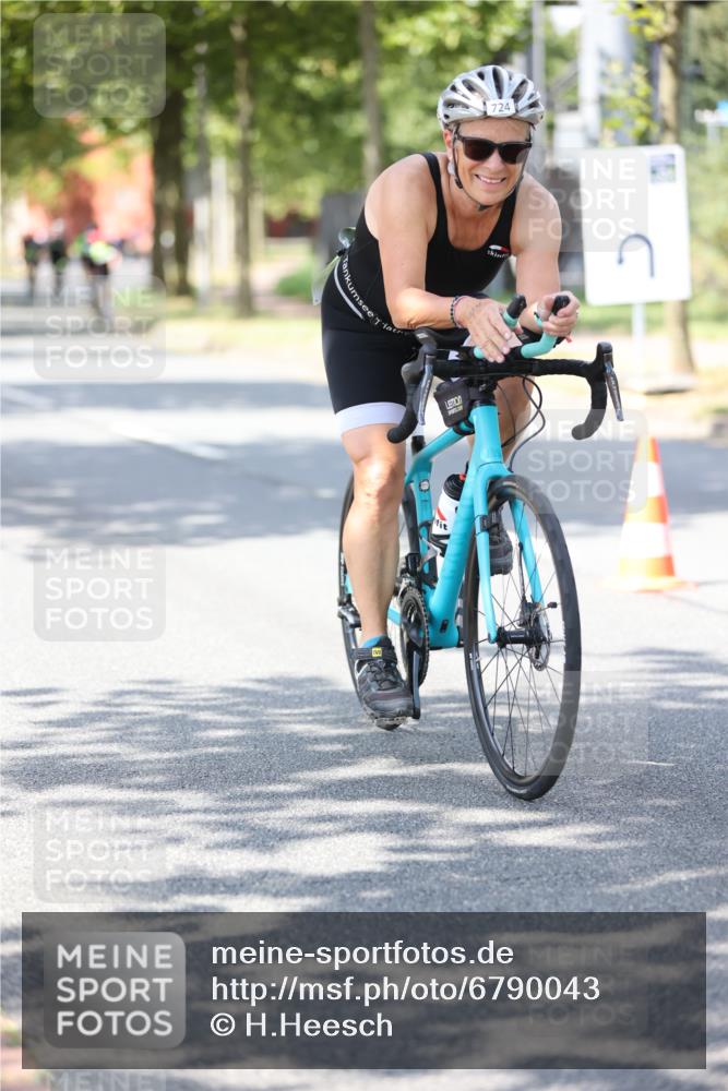 11.08.2024 - GEWOBA Citytriathlon Bremen H.Heesch http://msf.ph/oto/6790043 11.08.2024 13:17:11 Radfahren 424, 440, 450, 463, 483, 488, 594, 598, 611, 630, 677, 693, 710, 724 meine-sportfotos.de