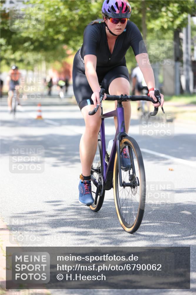 11.08.2024 - GEWOBA Citytriathlon Bremen H.Heesch http://msf.ph/oto/6790062 11.08.2024 13:17:12 Radfahren 412, 424, 440, 450, 463, 483, 488, 594, 598, 611, 630, 677, 693, 710, 724 meine-sportfotos.de