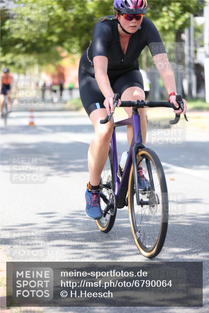 11.08.2024 - GEWOBA Citytriathlon Bremen H.Heesch http://msf.ph/oto/6790064 11.08.2024 13:17:13 Radfahren 412, 424, 440, 450, 463, 483, 488, 594, 598, 611, 630, 677, 693, 710, 724 meine-sportfotos.de