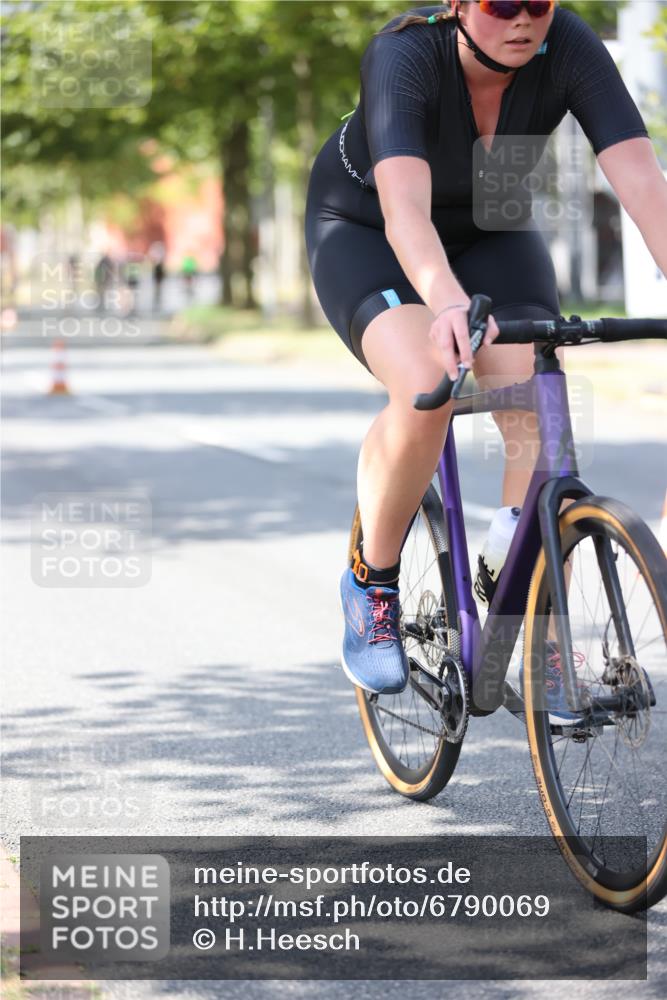 11.08.2024 - GEWOBA Citytriathlon Bremen H.Heesch http://msf.ph/oto/6790069 11.08.2024 13:17:13 Radfahren 412, 424, 440, 450, 463, 483, 488, 594, 598, 611, 630, 677, 693, 710, 724 meine-sportfotos.de