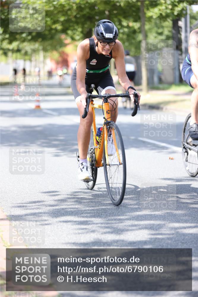 11.08.2024 - GEWOBA Citytriathlon Bremen H.Heesch http://msf.ph/oto/6790106 11.08.2024 13:17:14 Radfahren 412, 424, 440, 450, 463, 483, 488, 594, 598, 611, 630, 677, 693, 710, 724 meine-sportfotos.de