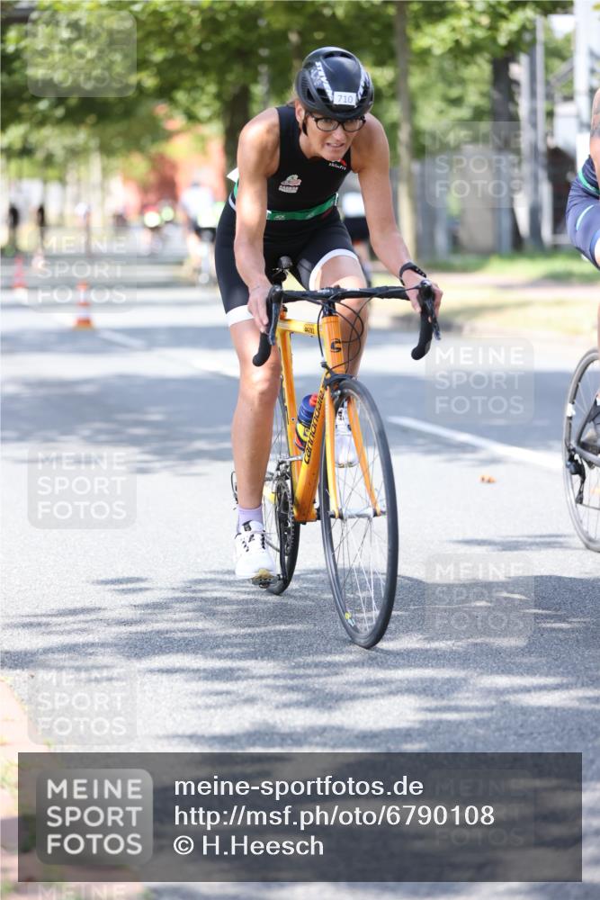 11.08.2024 - GEWOBA Citytriathlon Bremen H.Heesch http://msf.ph/oto/6790108 11.08.2024 13:17:15 Radfahren 412, 424, 440, 450, 463, 483, 488, 594, 598, 611, 630, 677, 710, 724 meine-sportfotos.de