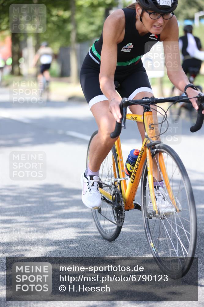 11.08.2024 - GEWOBA Citytriathlon Bremen H.Heesch http://msf.ph/oto/6790123 11.08.2024 13:17:15 Radfahren 412, 424, 440, 450, 463, 483, 488, 594, 598, 611, 630, 677, 710, 724 meine-sportfotos.de