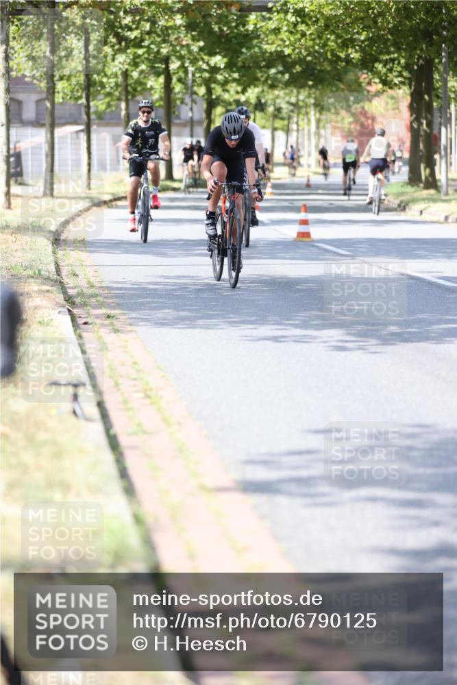 11.08.2024 - GEWOBA Citytriathlon Bremen H.Heesch http://msf.ph/oto/6790125 11.08.2024 13:17:17 Radfahren 412, 424, 450, 463, 483, 488, 594, 598, 611, 630, 677, 710, 724 meine-sportfotos.de