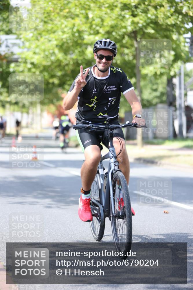 11.08.2024 - GEWOBA Citytriathlon Bremen H.Heesch http://msf.ph/oto/6790204 11.08.2024 13:17:19 Radfahren 412, 424, 450, 463, 483, 488, 594, 598, 611, 630, 677, 710, 724 meine-sportfotos.de