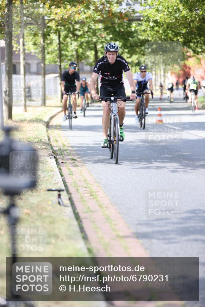 11.08.2024 - GEWOBA Citytriathlon Bremen H.Heesch http://msf.ph/oto/6790231 11.08.2024 13:17:23 Radfahren 243, 412, 424, 429, 450, 463, 483, 488, 553, 594, 611, 630, 710 meine-sportfotos.de