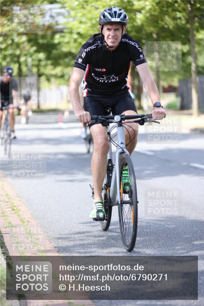 11.08.2024 - GEWOBA Citytriathlon Bremen H.Heesch http://msf.ph/oto/6790271 11.08.2024 13:17:23 Radfahren 243, 412, 424, 429, 450, 463, 483, 488, 553, 594, 611, 630, 710 meine-sportfotos.de