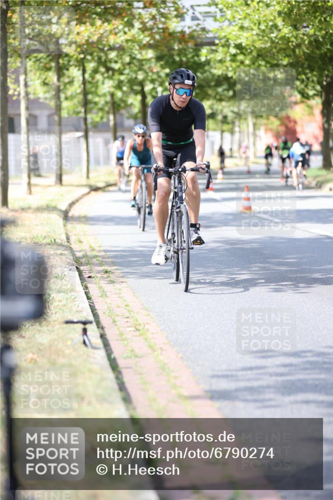 11.08.2024 - GEWOBA Citytriathlon Bremen H.Heesch http://msf.ph/oto/6790274 11.08.2024 13:17:24 Radfahren 243, 412, 424, 429, 450, 463, 483, 488, 553, 594, 611, 630, 710 meine-sportfotos.de