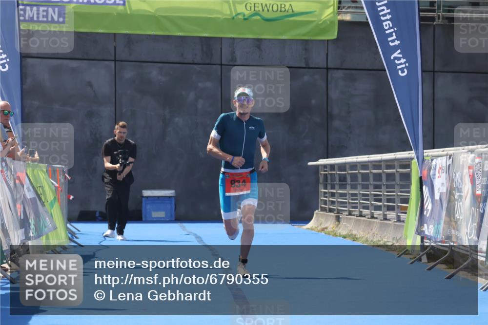 11.08.2024 - GEWOBA Citytriathlon Bremen Lena Gebhardt http://msf.ph/oto/6790355 11.08.2024 13:13:25 Ziel 934 meine-sportfotos.de