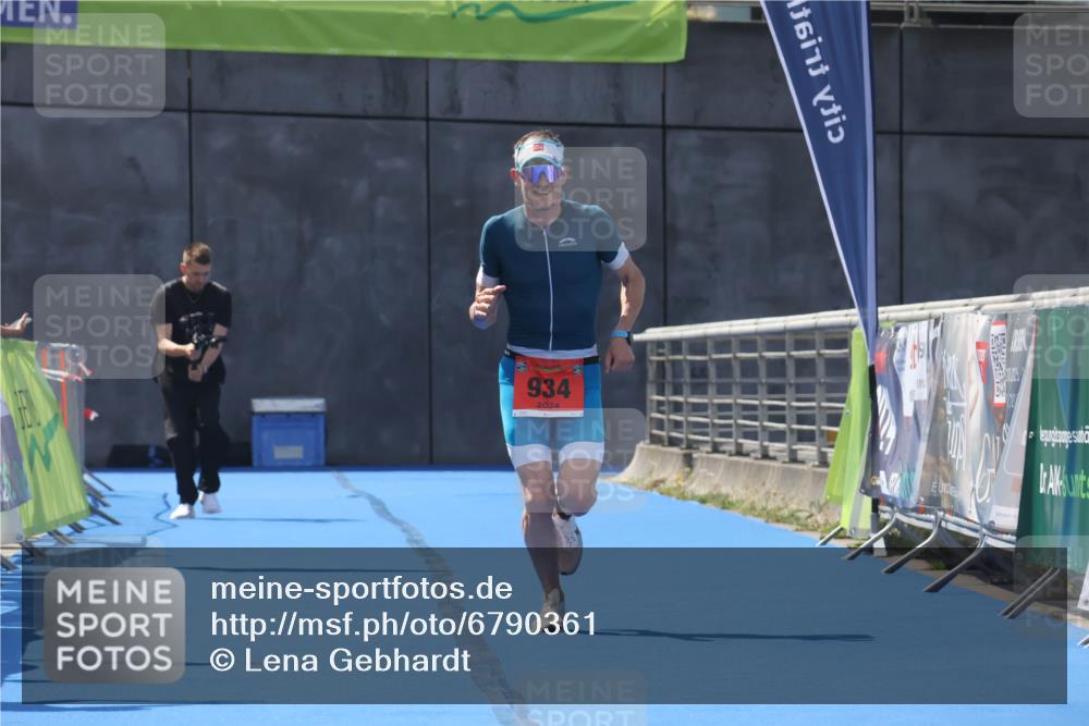 11.08.2024 - GEWOBA Citytriathlon Bremen Lena Gebhardt http://msf.ph/oto/6790361 11.08.2024 13:13:26 Ziel 934 meine-sportfotos.de