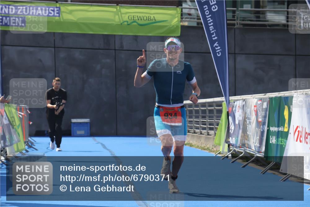 11.08.2024 - GEWOBA Citytriathlon Bremen Lena Gebhardt http://msf.ph/oto/6790371 11.08.2024 13:13:27 Ziel 934 meine-sportfotos.de