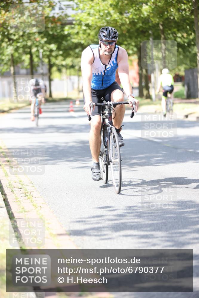 11.08.2024 - GEWOBA Citytriathlon Bremen H.Heesch http://msf.ph/oto/6790377 11.08.2024 13:17:29 Radfahren 243, 412, 424, 429, 463, 483, 488, 548, 553, 594, 611 meine-sportfotos.de