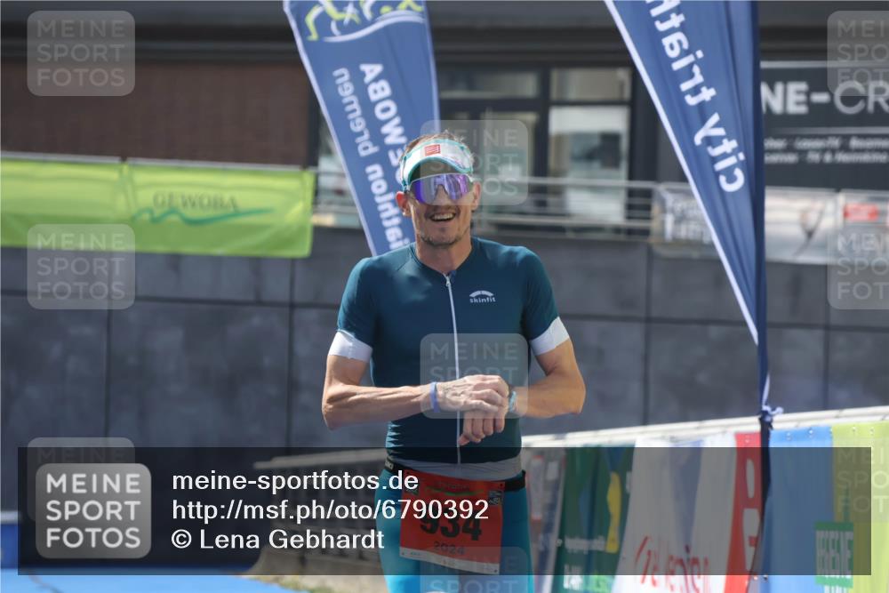11.08.2024 - GEWOBA Citytriathlon Bremen Lena Gebhardt http://msf.ph/oto/6790392 11.08.2024 13:13:29 Ziel 934 meine-sportfotos.de