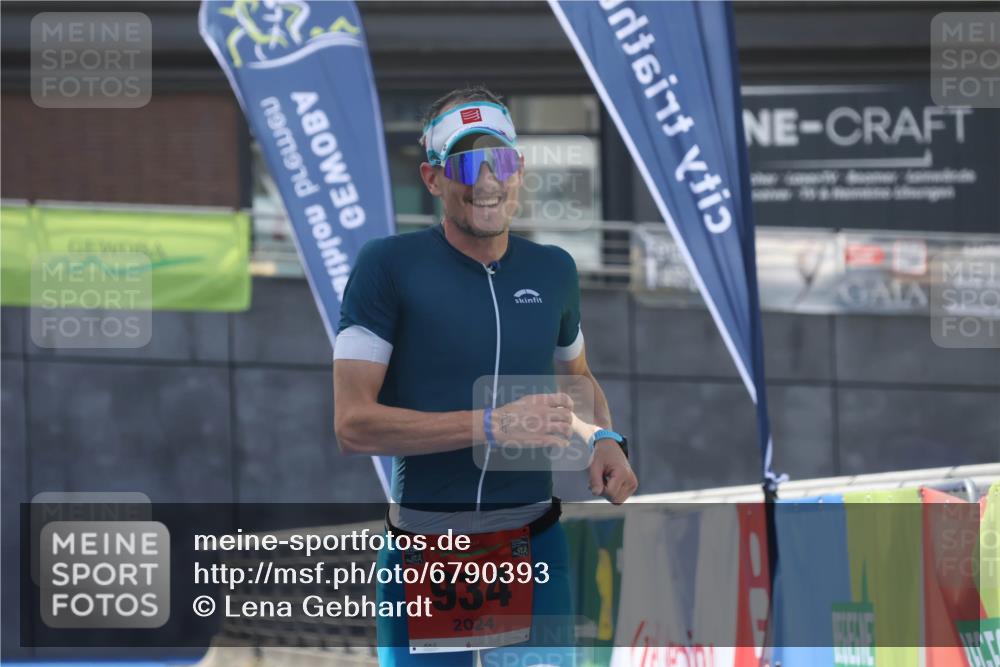 11.08.2024 - GEWOBA Citytriathlon Bremen Lena Gebhardt http://msf.ph/oto/6790393 11.08.2024 13:13:30 Ziel 934 meine-sportfotos.de