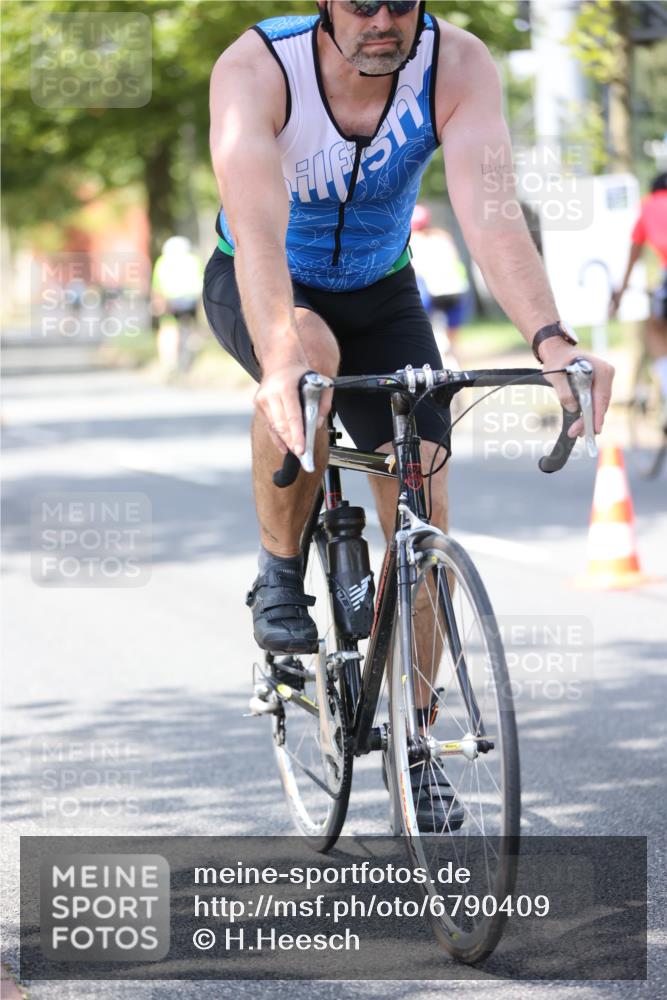 11.08.2024 - GEWOBA Citytriathlon Bremen H.Heesch http://msf.ph/oto/6790409 11.08.2024 13:17:29 Radfahren 243, 412, 424, 429, 463, 483, 488, 548, 553, 594, 611 meine-sportfotos.de
