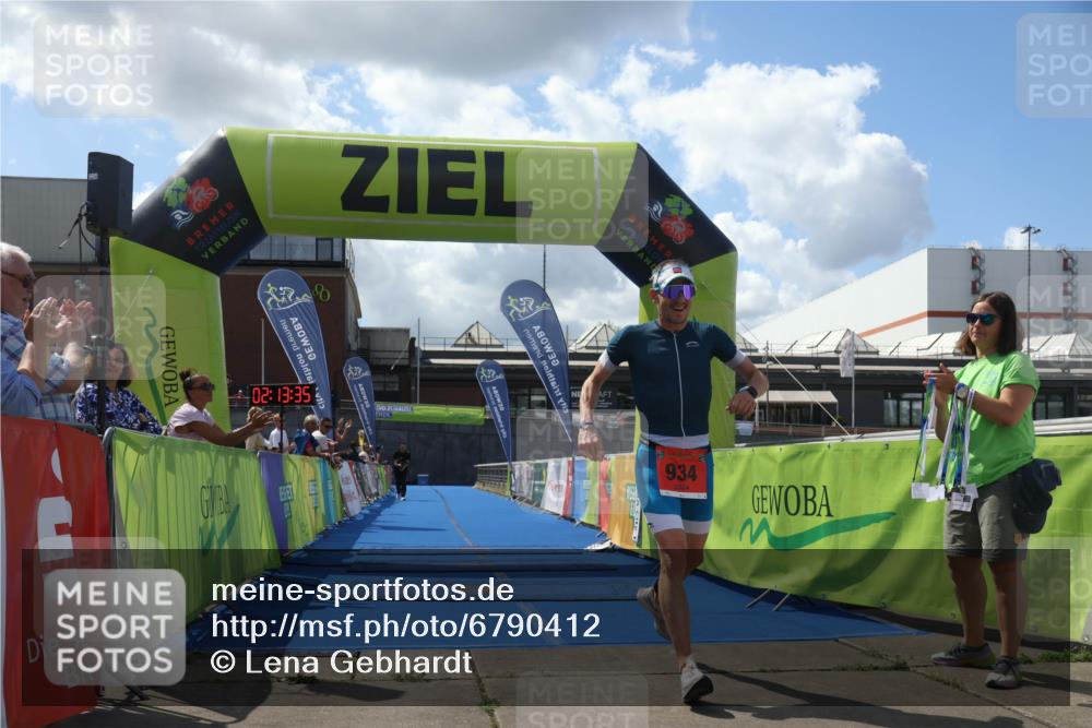 11.08.2024 - GEWOBA Citytriathlon Bremen Lena Gebhardt http://msf.ph/oto/6790412 11.08.2024 13:13:32 Ziel 934 meine-sportfotos.de