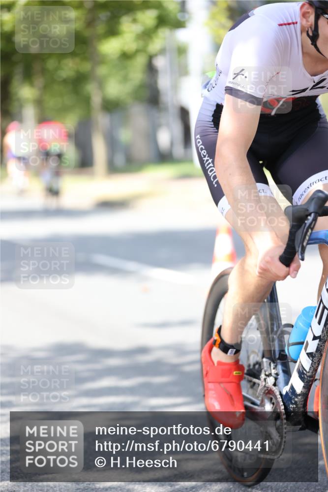 11.08.2024 - GEWOBA Citytriathlon Bremen H.Heesch http://msf.ph/oto/6790441 11.08.2024 13:17:31 Radfahren 243, 412, 424, 429, 483, 488, 548, 553, 611, 699 meine-sportfotos.de