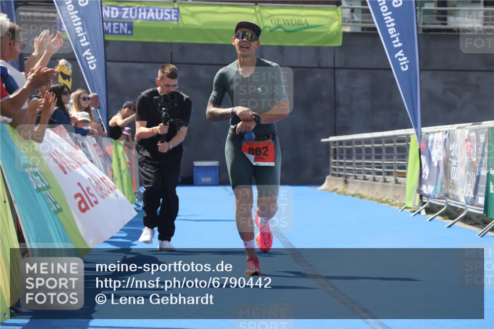 11.08.2024 - GEWOBA Citytriathlon Bremen Lena Gebhardt http://msf.ph/oto/6790442 11.08.2024 13:14:13 Ziel 862 meine-sportfotos.de