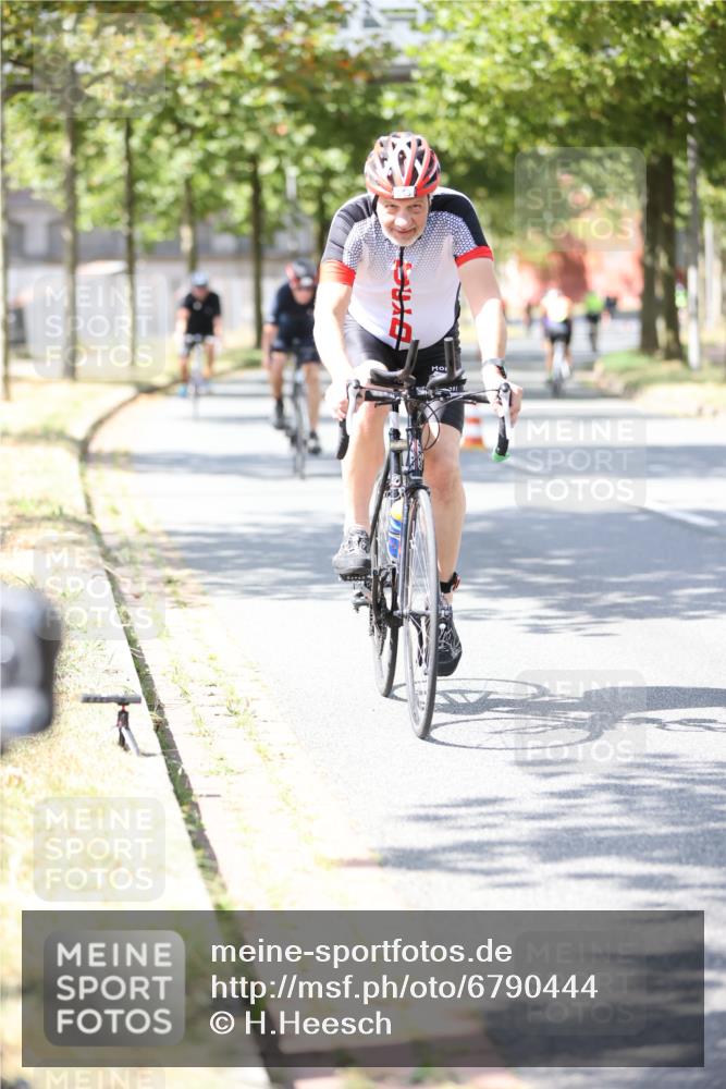 11.08.2024 - GEWOBA Citytriathlon Bremen H.Heesch http://msf.ph/oto/6790444 11.08.2024 13:17:36 Radfahren 243, 403, 412, 429, 548, 553, 580, 611, 699, 725 meine-sportfotos.de