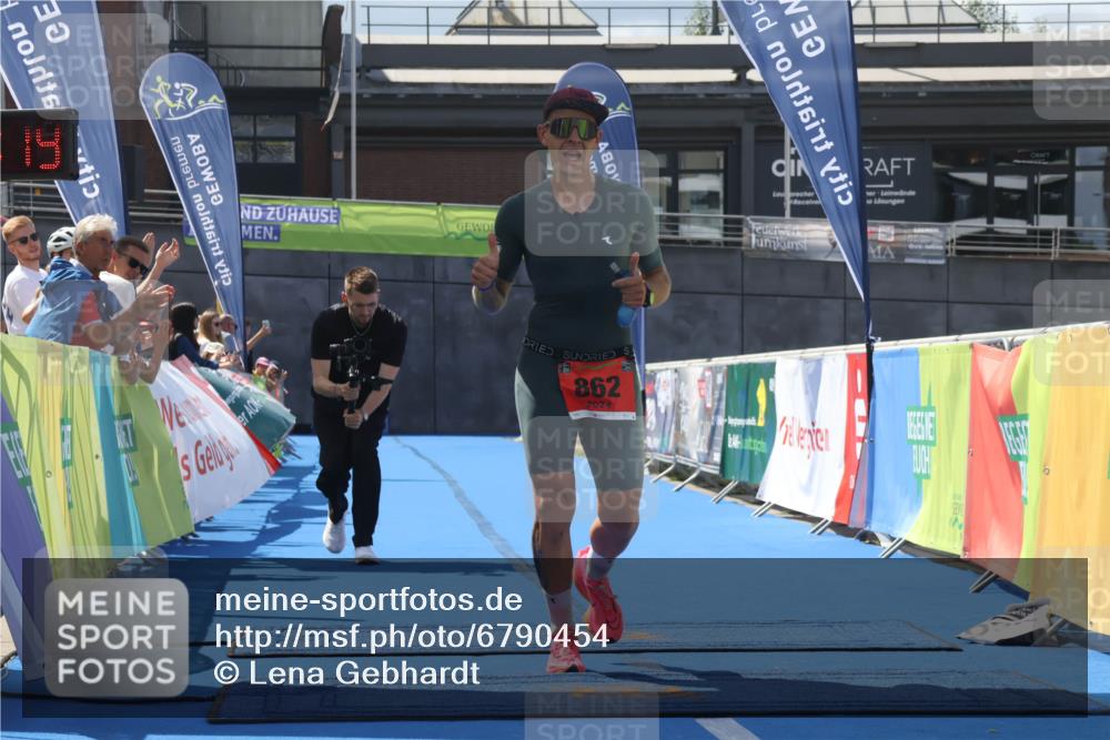 11.08.2024 - GEWOBA Citytriathlon Bremen Lena Gebhardt http://msf.ph/oto/6790454 11.08.2024 13:14:15 Ziel 862 meine-sportfotos.de
