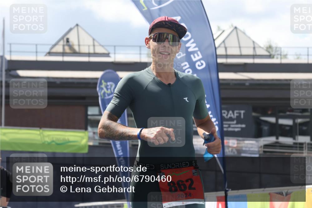 11.08.2024 - GEWOBA Citytriathlon Bremen Lena Gebhardt http://msf.ph/oto/6790460 11.08.2024 13:14:16 Ziel 862 meine-sportfotos.de