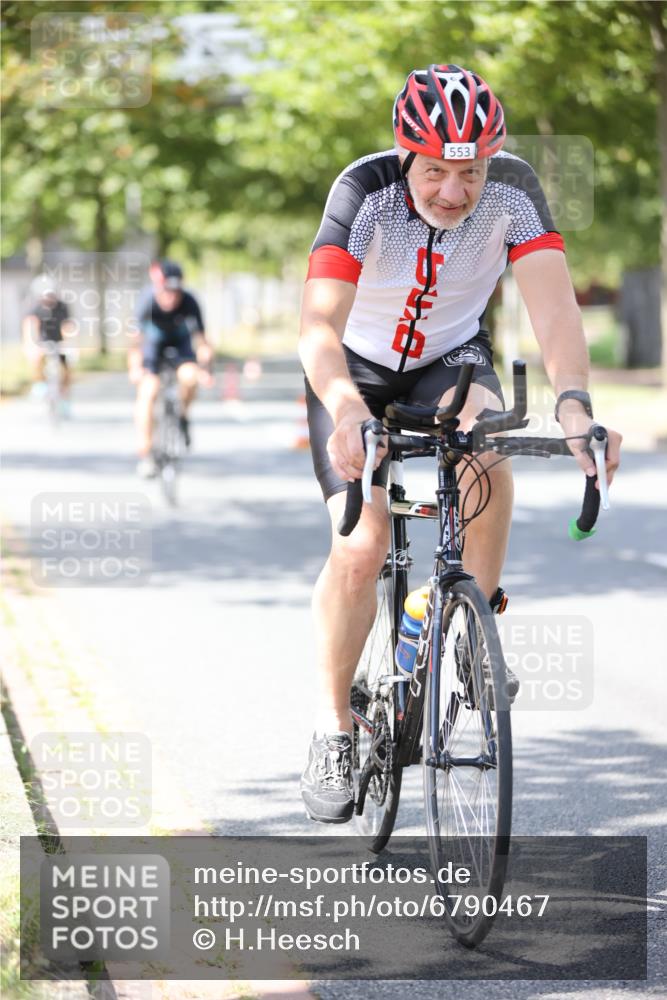 11.08.2024 - GEWOBA Citytriathlon Bremen H.Heesch http://msf.ph/oto/6790467 11.08.2024 13:17:36 Radfahren 243, 403, 412, 429, 548, 553, 580, 611, 699, 725 meine-sportfotos.de