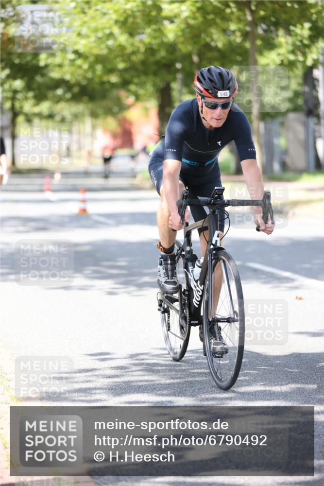 11.08.2024 - GEWOBA Citytriathlon Bremen H.Heesch http://msf.ph/oto/6790492 11.08.2024 13:17:37 Radfahren 243, 403, 412, 429, 548, 553, 580, 699, 725 meine-sportfotos.de