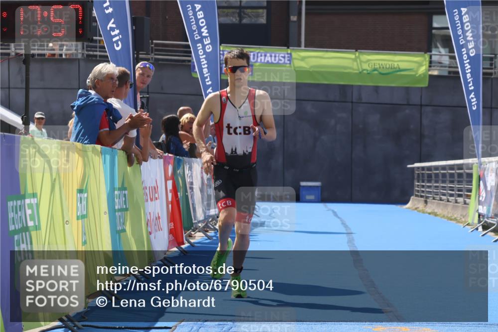 11.08.2024 - GEWOBA Citytriathlon Bremen Lena Gebhardt http://msf.ph/oto/6790504 11.08.2024 13:17:54 Ziel 818 meine-sportfotos.de