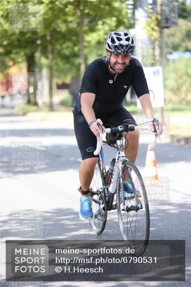 11.08.2024 - GEWOBA Citytriathlon Bremen H.Heesch http://msf.ph/oto/6790531 11.08.2024 13:17:39 Radfahren 243, 403, 429, 548, 553, 559, 580, 699, 725 meine-sportfotos.de