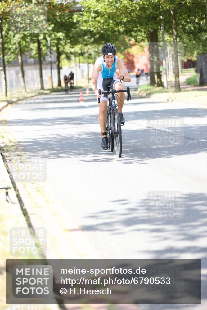 11.08.2024 - GEWOBA Citytriathlon Bremen H.Heesch http://msf.ph/oto/6790533 11.08.2024 13:17:41 Radfahren 243, 320, 369, 403, 429, 548, 553, 559, 580, 699, 725 meine-sportfotos.de