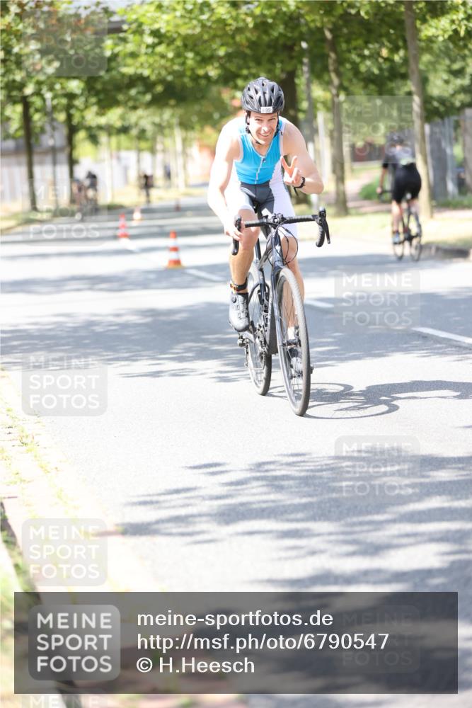 11.08.2024 - GEWOBA Citytriathlon Bremen H.Heesch http://msf.ph/oto/6790547 11.08.2024 13:17:41 Radfahren 243, 320, 369, 403, 429, 548, 553, 559, 580, 699, 725 meine-sportfotos.de