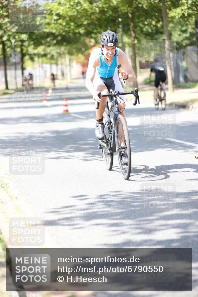 11.08.2024 - GEWOBA Citytriathlon Bremen H.Heesch http://msf.ph/oto/6790550 11.08.2024 13:17:42 Radfahren 243, 320, 369, 403, 429, 548, 553, 559, 580, 699, 725 meine-sportfotos.de