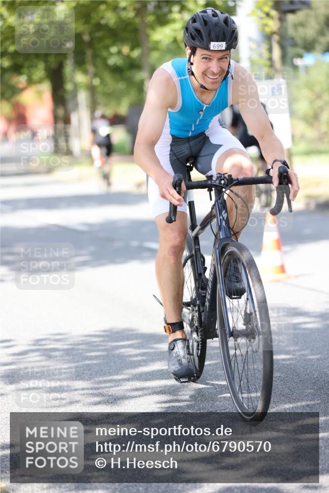 11.08.2024 - GEWOBA Citytriathlon Bremen H.Heesch http://msf.ph/oto/6790570 11.08.2024 13:17:42 Radfahren 243, 320, 369, 403, 429, 548, 553, 559, 580, 699, 725 meine-sportfotos.de