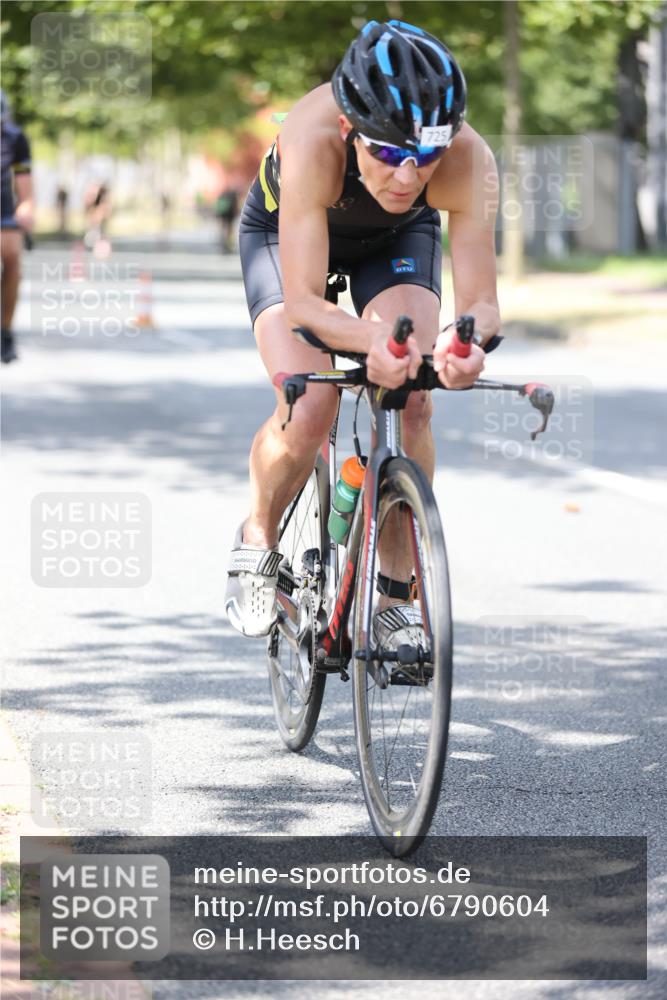11.08.2024 - GEWOBA Citytriathlon Bremen H.Heesch http://msf.ph/oto/6790604 11.08.2024 13:17:48 Radfahren 320, 367, 369, 403, 429, 522, 541, 548, 559, 580, 615, 699, 725 meine-sportfotos.de