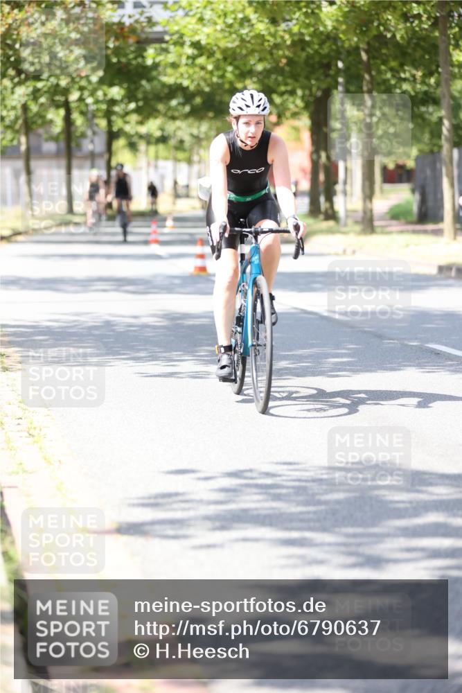 11.08.2024 - GEWOBA Citytriathlon Bremen H.Heesch http://msf.ph/oto/6790637 11.08.2024 13:17:50 Radfahren 320, 367, 369, 403, 522, 541, 548, 559, 580, 615, 699, 725 meine-sportfotos.de