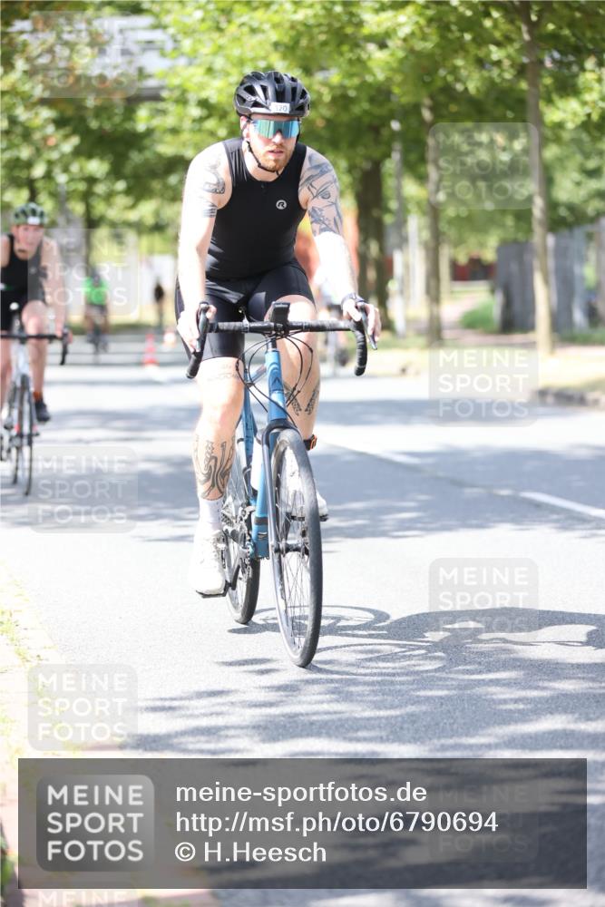 11.08.2024 - GEWOBA Citytriathlon Bremen H.Heesch http://msf.ph/oto/6790694 11.08.2024 13:17:55 Radfahren 320, 367, 369, 403, 522, 535, 541, 559, 580, 615, 699, 725 meine-sportfotos.de