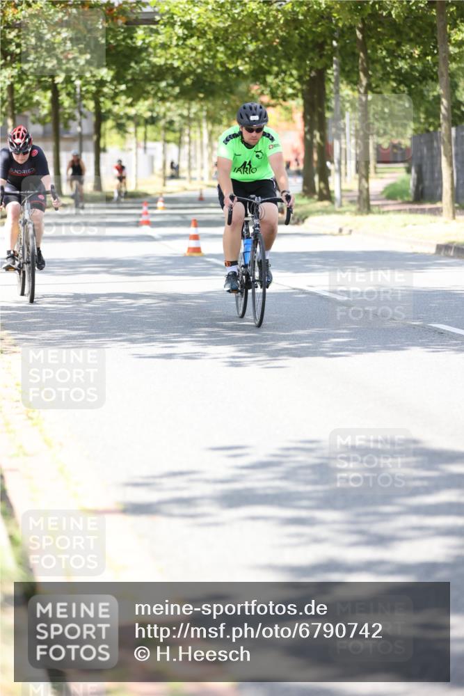 11.08.2024 - GEWOBA Citytriathlon Bremen H.Heesch http://msf.ph/oto/6790742 11.08.2024 13:17:58 Radfahren 320, 367, 369, 403, 522, 526, 535, 541, 559, 580, 615, 725 meine-sportfotos.de