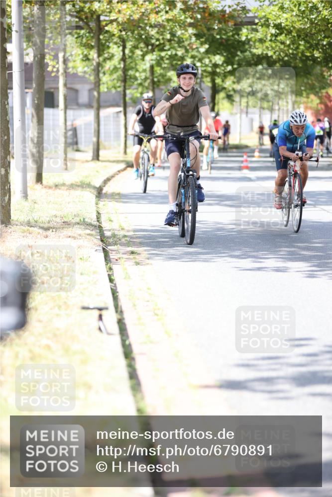 11.08.2024 - GEWOBA Citytriathlon Bremen H.Heesch http://msf.ph/oto/6790891 11.08.2024 13:18:17 Radfahren 213, 407, 451, 526, 533, 535, 540, 557, 629, xxx meine-sportfotos.de